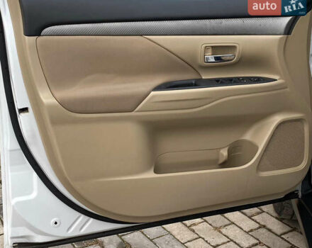 Белый Мицубиси Аутлендер, объемом двигателя 2.36 л и пробегом 215 тыс. км за 9500 $, фото 17 на Automoto.ua