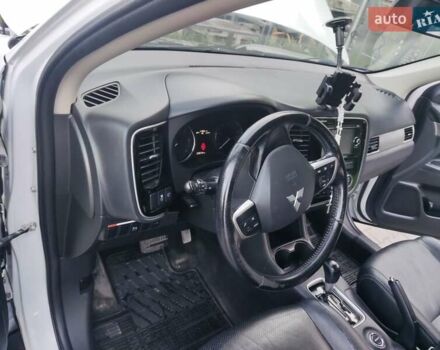 Білий Міцубісі Аутлендер, об'ємом двигуна 2.27 л та пробігом 232 тис. км за 12800 $, фото 10 на Automoto.ua