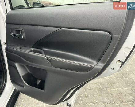 Белый Мицубиси Аутлендер, объемом двигателя 2.4 л и пробегом 175 тыс. км за 13900 $, фото 37 на Automoto.ua