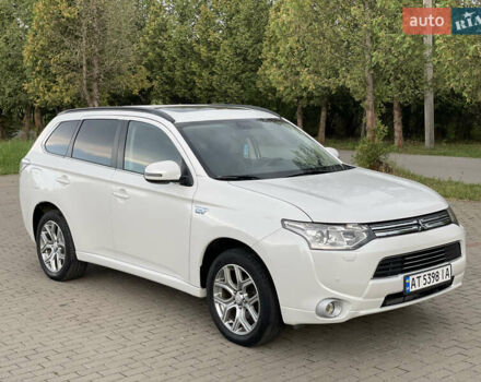 Белый Мицубиси Аутлендер, объемом двигателя 2 л и пробегом 229 тыс. км за 14500 $, фото 4 на Automoto.ua
