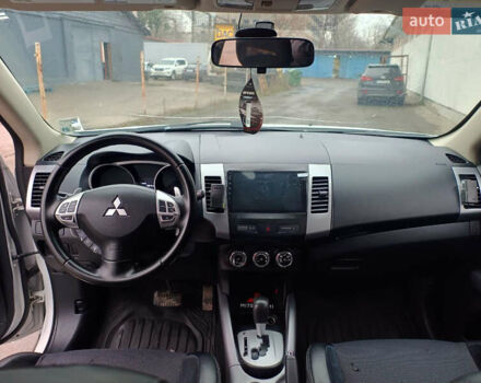 Белый Мицубиси Аутлендер, объемом двигателя 2.36 л и пробегом 250 тыс. км за 11200 $, фото 23 на Automoto.ua