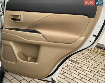 Белый Мицубиси Аутлендер, объемом двигателя 2.36 л и пробегом 215 тыс. км за 9999 $, фото 17 на Automoto.ua