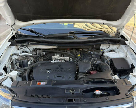 Білий Міцубісі Аутлендер, об'ємом двигуна 2.36 л та пробігом 146 тис. км за 14300 $, фото 34 на Automoto.ua