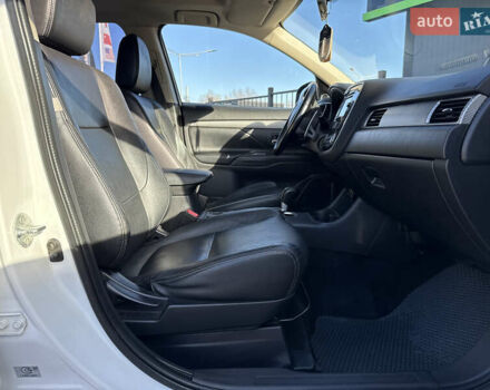 Белый Мицубиси Аутлендер, объемом двигателя 2.4 л и пробегом 148 тыс. км за 12900 $, фото 16 на Automoto.ua