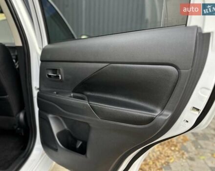 Міцубісі Аутлендер 2013 у Івано-Франківську на Automoto.ua Білий Міцубісі Аутлендер, об'ємом двигуна 2 л та пробігом 213 тис. км за 13888 $, фото 30 на Automoto.ua