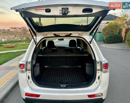 Белый Мицубиси Аутлендер, объемом двигателя 2 л и пробегом 127 тыс. км за 13200 $, фото 5 на Automoto.ua