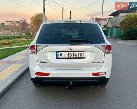 Белый Мицубиси Аутлендер, объемом двигателя 2 л и пробегом 127 тыс. км за 13200 $, фото 3 на Automoto.ua
