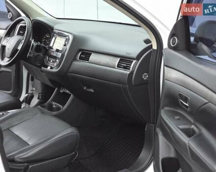 Міцубісі Аутлендер 2013 у Харкові на Automoto.ua Білий Міцубісі Аутлендер, об'ємом двигуна 2.4 л та пробігом 146 тис. км за 12900 $, фото 18 на Automoto.ua
