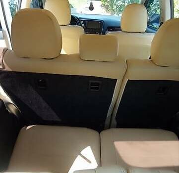 Белый Мицубиси Аутлендер, объемом двигателя 3 л и пробегом 136 тыс. км за 15200 $, фото 6 на Automoto.ua