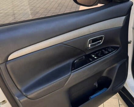 Білий Міцубісі Аутлендер, об'ємом двигуна 2.4 л та пробігом 240 тис. км за 12000 $, фото 17 на Automoto.ua