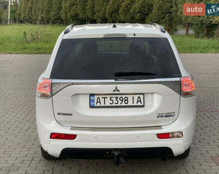 Белый Мицубиси Аутлендер, объемом двигателя 2 л и пробегом 229 тыс. км за 14500 $, фото 2 на Automoto.ua