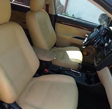 Белый Мицубиси Аутлендер, объемом двигателя 3 л и пробегом 136 тыс. км за 15200 $, фото 2 на Automoto.ua