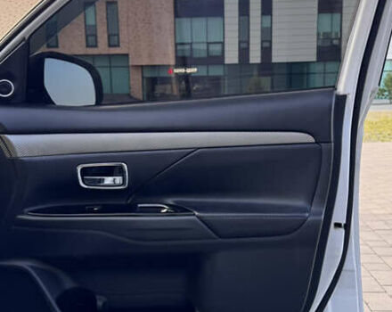 Білий Міцубісі Аутлендер, об'ємом двигуна 2.4 л та пробігом 240 тис. км за 12000 $, фото 19 на Automoto.ua