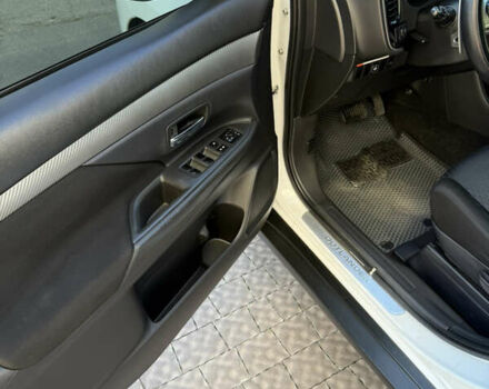 Білий Міцубісі Аутлендер, об'ємом двигуна 2.36 л та пробігом 146 тис. км за 14300 $, фото 27 на Automoto.ua