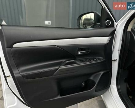 Міцубісі Аутлендер 2013 у Івано-Франківську на Automoto.ua Білий Міцубісі Аутлендер, об'ємом двигуна 2 л та пробігом 213 тис. км за 13888 $, фото 14 на Automoto.ua