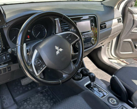 Белый Мицубиси Аутлендер, объемом двигателя 2.4 л и пробегом 114 тыс. км за 16800 $, фото 6 на Automoto.ua