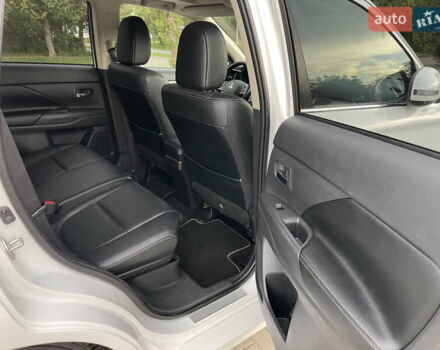 Белый Мицубиси Аутлендер, объемом двигателя 2 л и пробегом 229 тыс. км за 14500 $, фото 8 на Automoto.ua