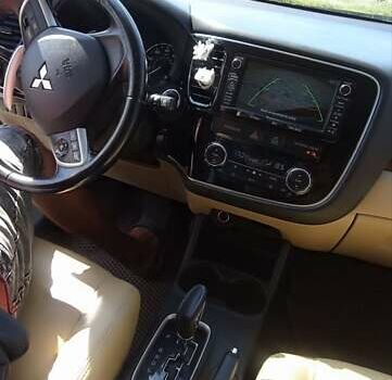Белый Мицубиси Аутлендер, объемом двигателя 3 л и пробегом 136 тыс. км за 15200 $, фото 9 на Automoto.ua