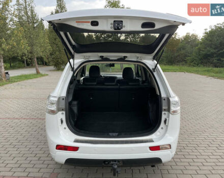 Белый Мицубиси Аутлендер, объемом двигателя 2 л и пробегом 229 тыс. км за 14500 $, фото 12 на Automoto.ua