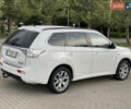 Белый Мицубиси Аутлендер, объемом двигателя 2 л и пробегом 229 тыс. км за 14500 $, фото 3 на Automoto.ua