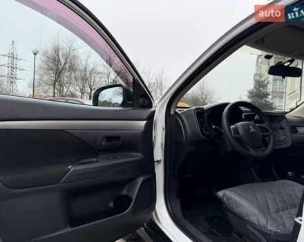 Белый Мицубиси Аутлендер, объемом двигателя 0 л и пробегом 180 тыс. км за 11500 $, фото 12 на Automoto.ua