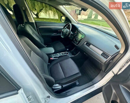 Белый Мицубиси Аутлендер, объемом двигателя 2 л и пробегом 127 тыс. км за 13200 $, фото 15 на Automoto.ua