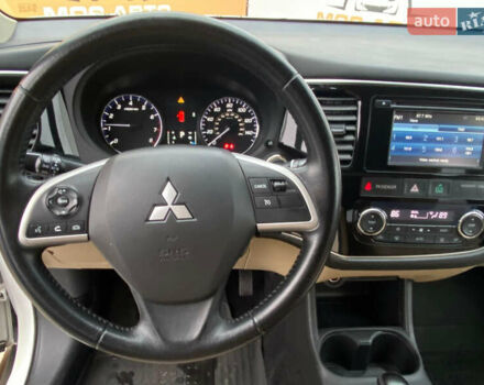 Белый Мицубиси Аутлендер, объемом двигателя 2.36 л и пробегом 215 тыс. км за 9500 $, фото 7 на Automoto.ua