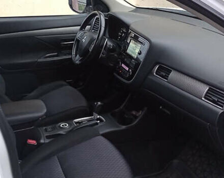 Білий Міцубісі Аутлендер, об'ємом двигуна 2.36 л та пробігом 112 тис. км за 14900 $, фото 7 на Automoto.ua