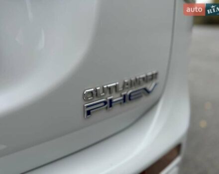 Белый Мицубиси Аутлендер, объемом двигателя 2 л и пробегом 210 тыс. км за 14300 $, фото 26 на Automoto.ua