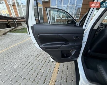 Белый Мицубиси Аутлендер, объемом двигателя 2.36 л и пробегом 140 тыс. км за 12999 $, фото 35 на Automoto.ua