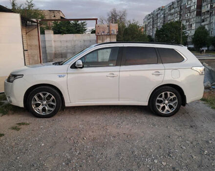 Белый Мицубиси Аутлендер, объемом двигателя 2 л и пробегом 143 тыс. км за 16300 $, фото 1 на Automoto.ua