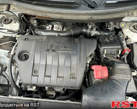 Белый Мицубиси Аутлендер, объемом двигателя 2.3 л и пробегом 215 тыс. км за 17000 $, фото 2 на Automoto.ua