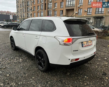 Белый Мицубиси Аутлендер, объемом двигателя 2 л и пробегом 216 тыс. км за 11300 $, фото 1 на Automoto.ua