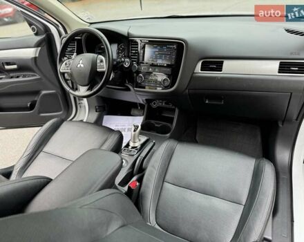 Белый Мицубиси Аутлендер, объемом двигателя 2 л и пробегом 210 тыс. км за 14300 $, фото 45 на Automoto.ua