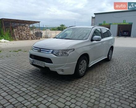 Міцубісі Аутлендер 2014 у Чорткові на Automoto.ua Білий Міцубісі Аутлендер, об'ємом двигуна 3 л та пробігом 105 тис. км за 14500 $, фото 5 на Automoto.ua