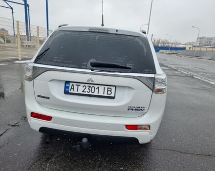 Білий Міцубісі Аутлендер, об'ємом двигуна 2 л та пробігом 250 тис. км за 15100 $, фото 4 на Automoto.ua