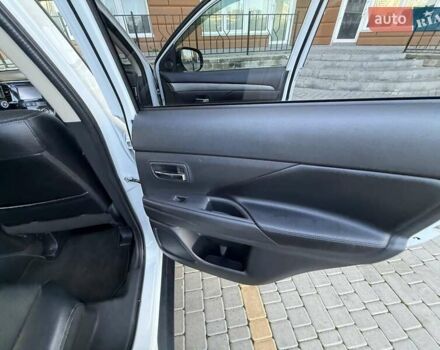 Белый Мицубиси Аутлендер, объемом двигателя 2.36 л и пробегом 140 тыс. км за 12999 $, фото 31 на Automoto.ua