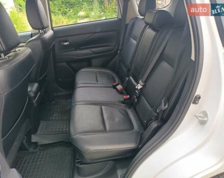 Міцубісі Аутлендер 2014 у Чорткові на Automoto.ua Білий Міцубісі Аутлендер, об'ємом двигуна 3 л та пробігом 105 тис. км за 14500 $, фото 6 на Automoto.ua