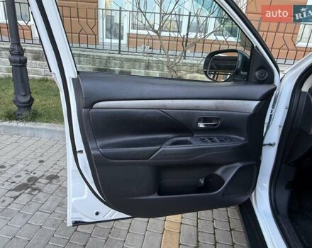 Белый Мицубиси Аутлендер, объемом двигателя 2.36 л и пробегом 140 тыс. км за 12999 $, фото 46 на Automoto.ua