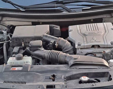 Белый Мицубиси Аутлендер, объемом двигателя 2 л и пробегом 143 тыс. км за 16300 $, фото 13 на Automoto.ua