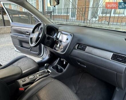 Белый Мицубиси Аутлендер, объемом двигателя 2.36 л и пробегом 140 тыс. км за 12999 $, фото 45 на Automoto.ua