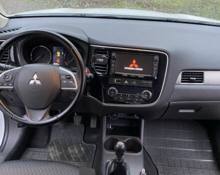 Белый Мицубиси Аутлендер, объемом двигателя 2.4 л и пробегом 201 тыс. км за 10000 $, фото 5 на Automoto.ua