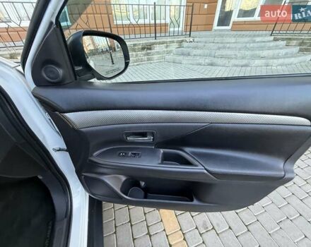 Белый Мицубиси Аутлендер, объемом двигателя 2.36 л и пробегом 140 тыс. км за 12999 $, фото 40 на Automoto.ua