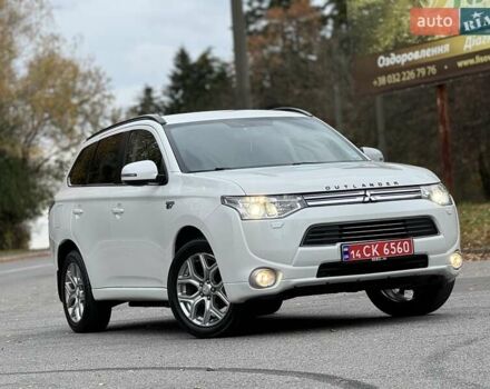 Белый Мицубиси Аутлендер, объемом двигателя 2 л и пробегом 210 тыс. км за 14300 $, фото 3 на Automoto.ua