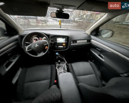 Белый Мицубиси Аутлендер, объемом двигателя 2 л и пробегом 216 тыс. км за 11300 $, фото 5 на Automoto.ua