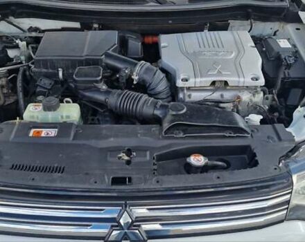 Белый Мицубиси Аутлендер, объемом двигателя 2 л и пробегом 299 тыс. км за 13999 $, фото 15 на Automoto.ua