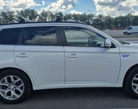 Белый Мицубиси Аутлендер, объемом двигателя 2 л и пробегом 299 тыс. км за 13999 $, фото 1 на Automoto.ua