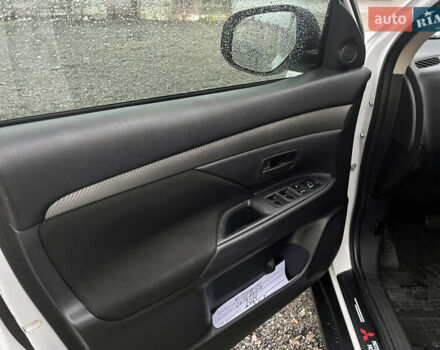 Белый Мицубиси Аутлендер, объемом двигателя 2 л и пробегом 216 тыс. км за 11300 $, фото 6 на Automoto.ua