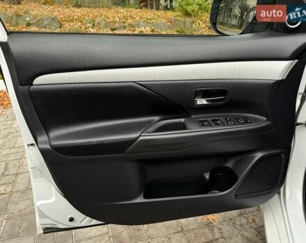 Мицубиси Аутлендер 2014 в Дрогобыче на Automoto.ua Белый Мицубиси Аутлендер, объемом двигателя 2 л и пробегом 228 тыс. км за 15300 $, фото 34 на Automoto.ua