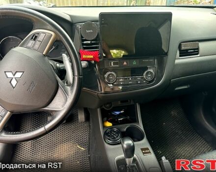 Белый Мицубиси Аутлендер, объемом двигателя 2.3 л и пробегом 215 тыс. км за 17000 $, фото 1 на Automoto.ua